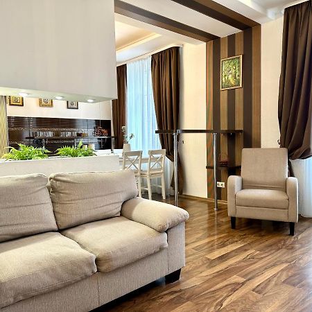 Lux Apartments In The City Center With A Coffee Machine, View Of A Theater, Near Zlata Plaza Rivne Buitenkant foto