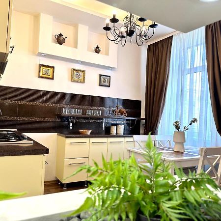 Lux Apartments In The City Center With A Coffee Machine, View Of A Theater, Near Zlata Plaza Rivne Buitenkant foto