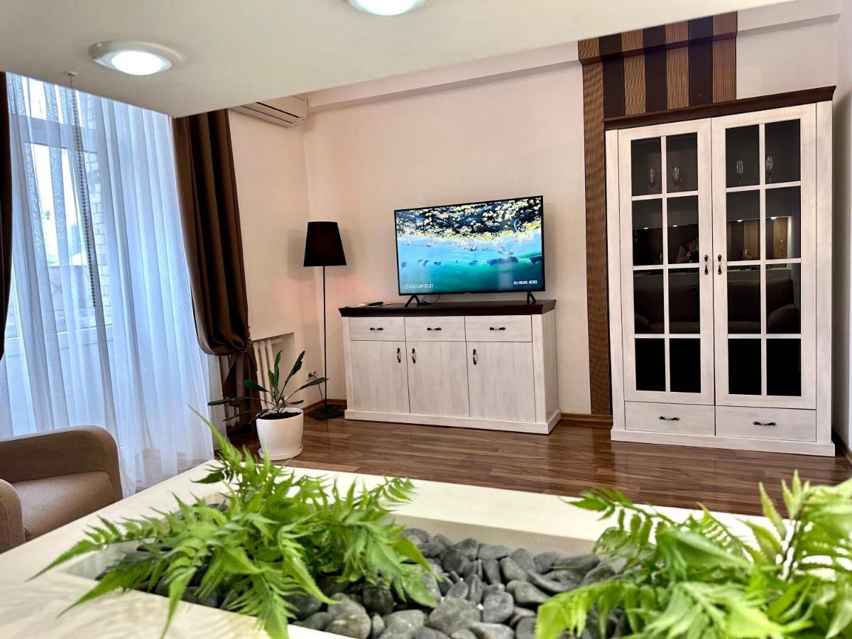 Lux Apartments In The City Center With A Coffee Machine, View Of A Theater, Near Zlata Plaza Rivne Buitenkant foto
