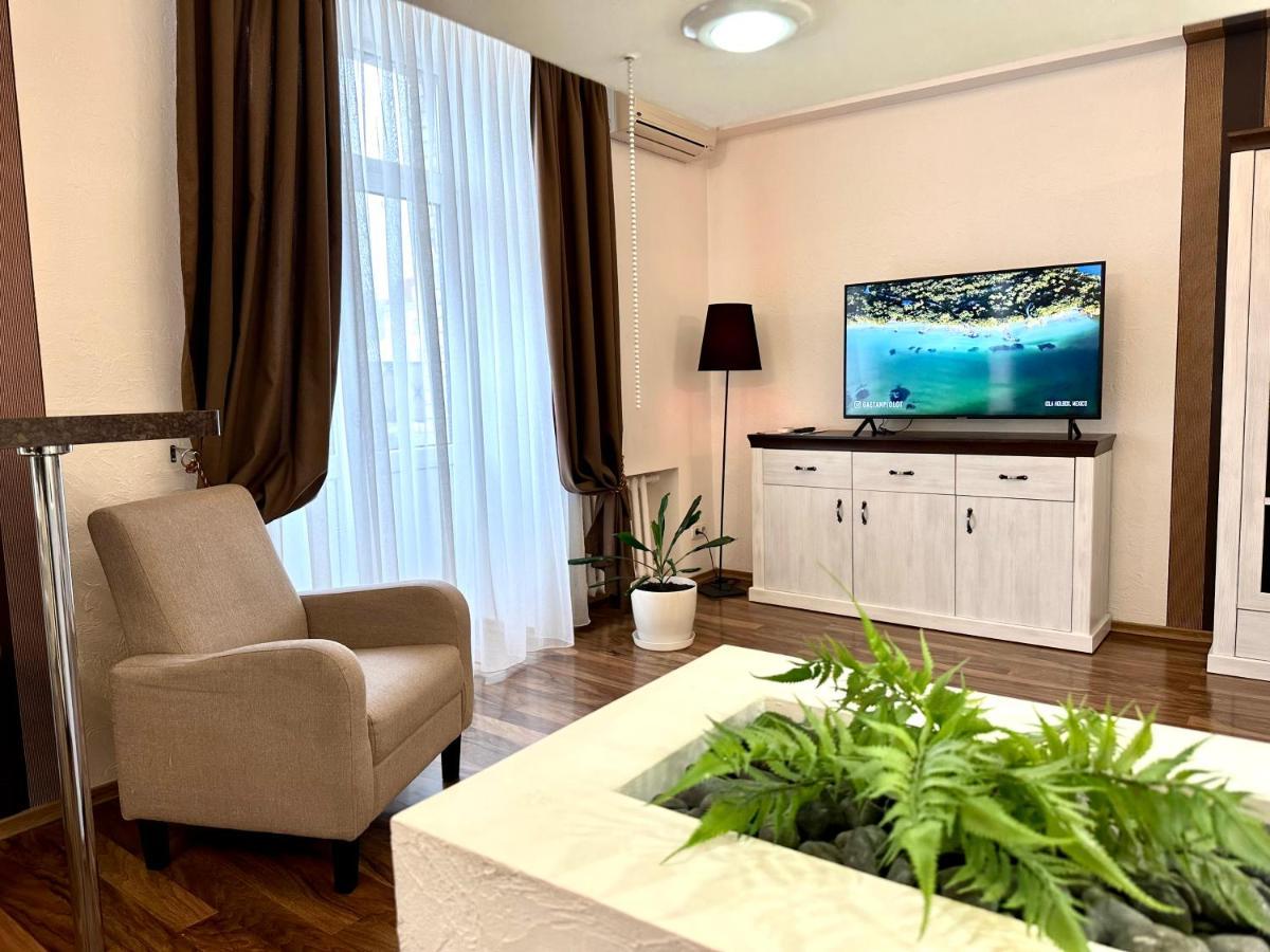 Lux Apartments In The City Center With A Coffee Machine, View Of A Theater, Near Zlata Plaza Rivne Buitenkant foto