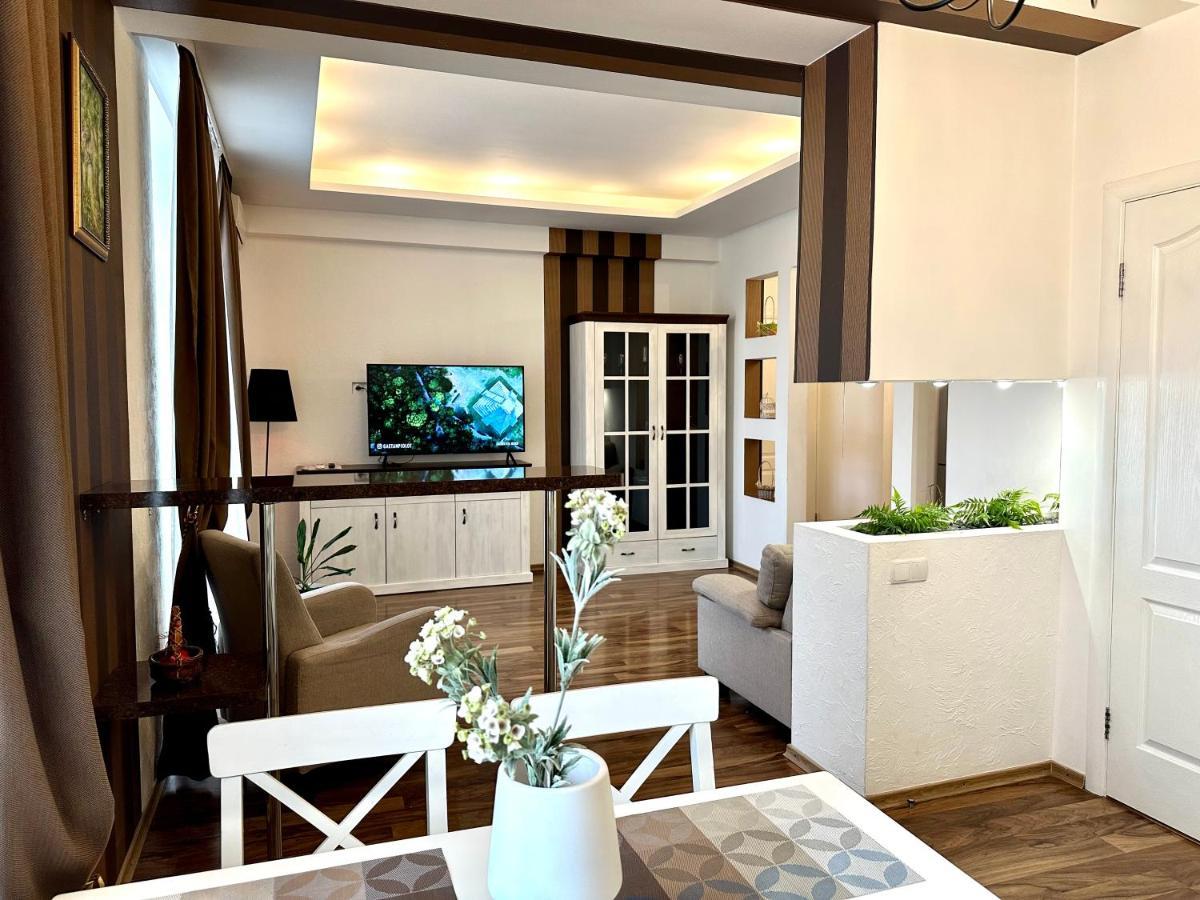 Lux Apartments In The City Center With A Coffee Machine, View Of A Theater, Near Zlata Plaza Rivne Buitenkant foto