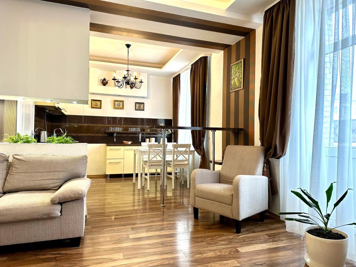 Lux Apartments In The City Center With A Coffee Machine, View Of A Theater, Near Zlata Plaza Rivne Buitenkant foto