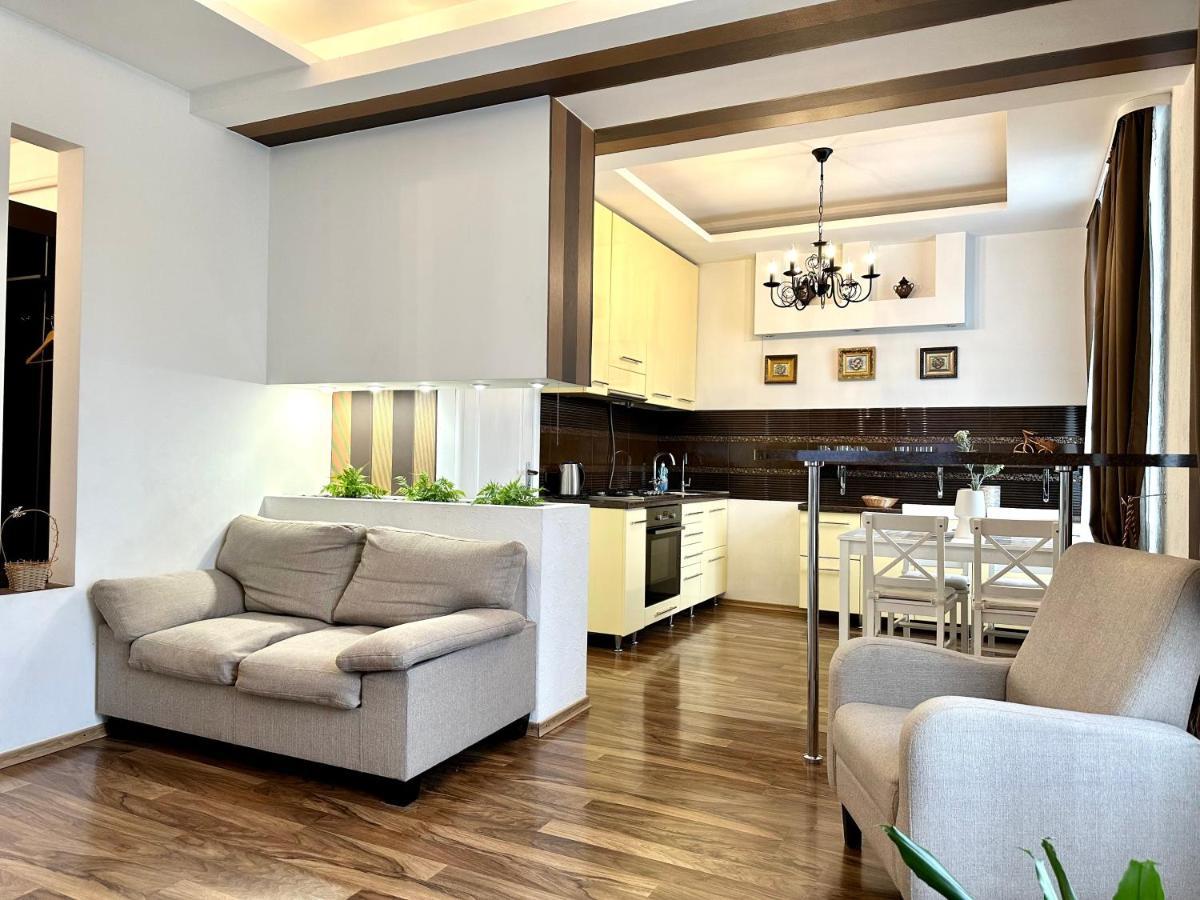 Lux Apartments In The City Center With A Coffee Machine, View Of A Theater, Near Zlata Plaza Rivne Buitenkant foto