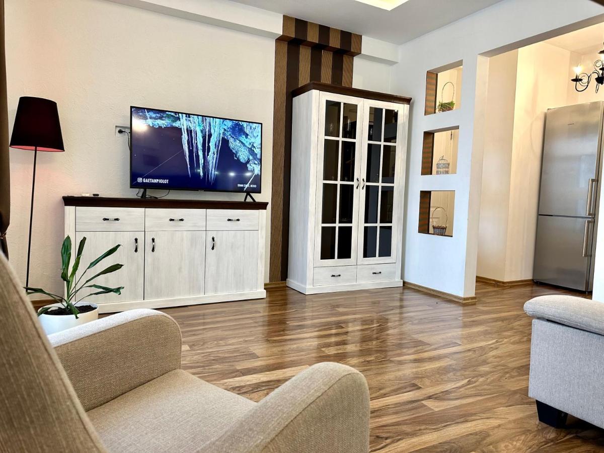 Lux Apartments In The City Center With A Coffee Machine, View Of A Theater, Near Zlata Plaza Rivne Buitenkant foto