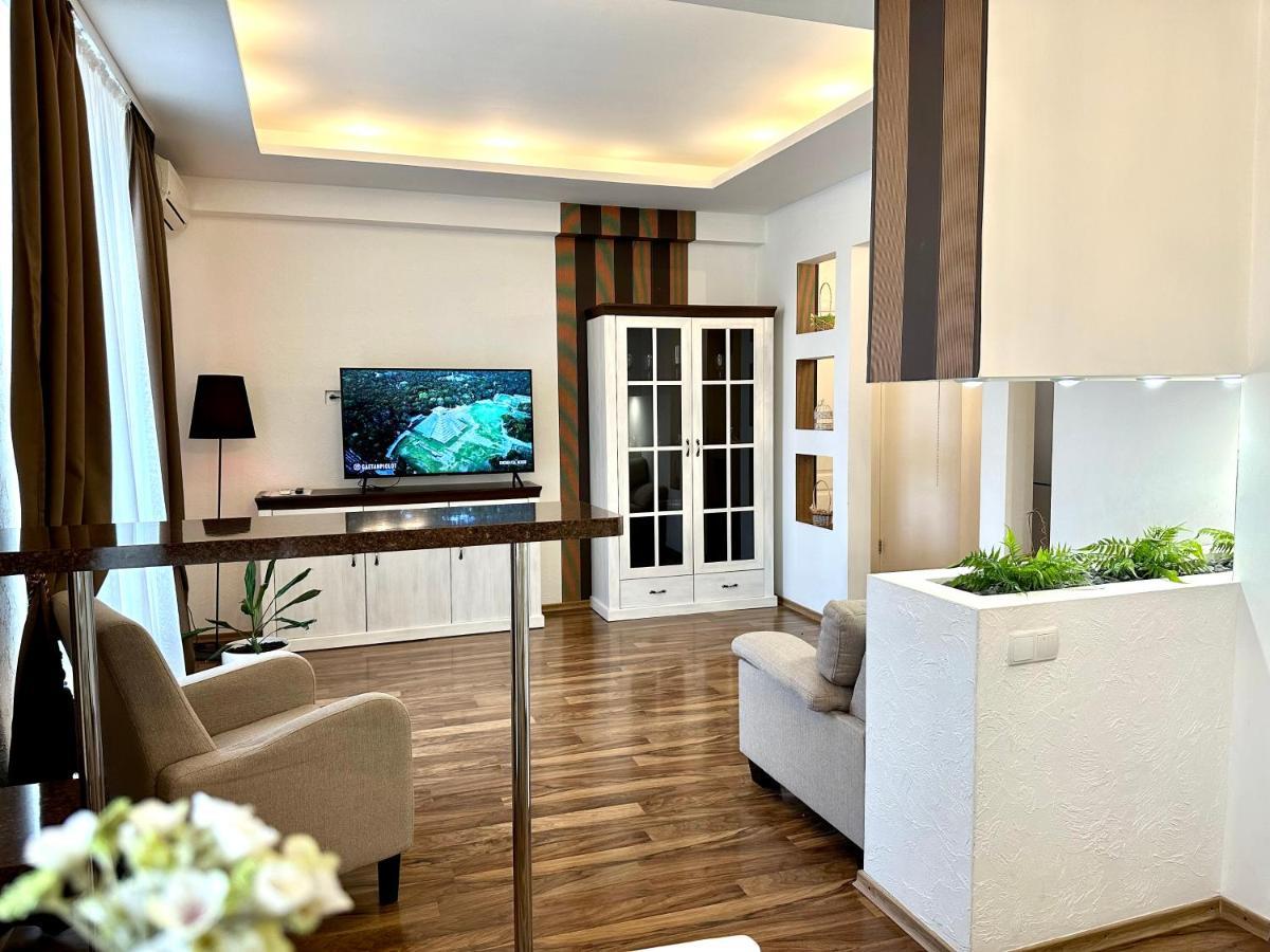 Lux Apartments In The City Center With A Coffee Machine, View Of A Theater, Near Zlata Plaza Rivne Buitenkant foto