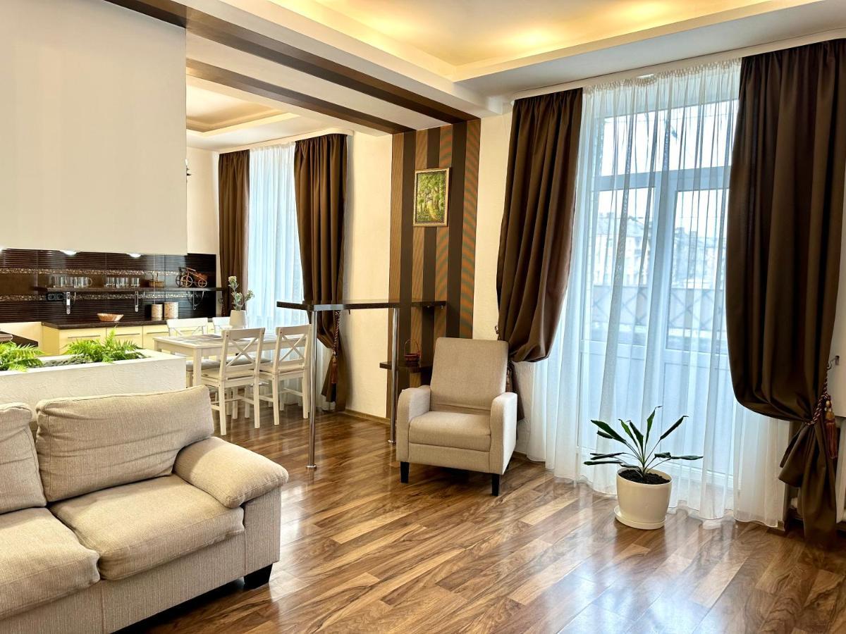 Lux Apartments In The City Center With A Coffee Machine, View Of A Theater, Near Zlata Plaza Rivne Buitenkant foto