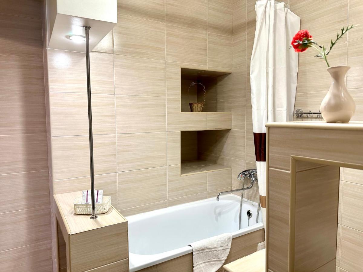 Lux Apartments In The City Center With A Coffee Machine, View Of A Theater, Near Zlata Plaza Rivne Buitenkant foto
