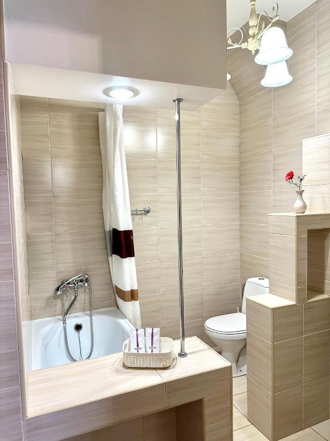 Lux Apartments In The City Center With A Coffee Machine, View Of A Theater, Near Zlata Plaza Rivne Buitenkant foto