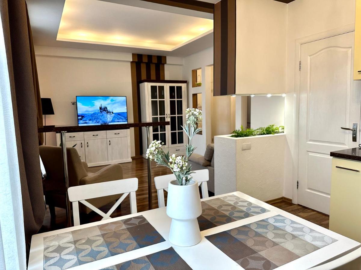 Lux Apartments In The City Center With A Coffee Machine, View Of A Theater, Near Zlata Plaza Rivne Buitenkant foto